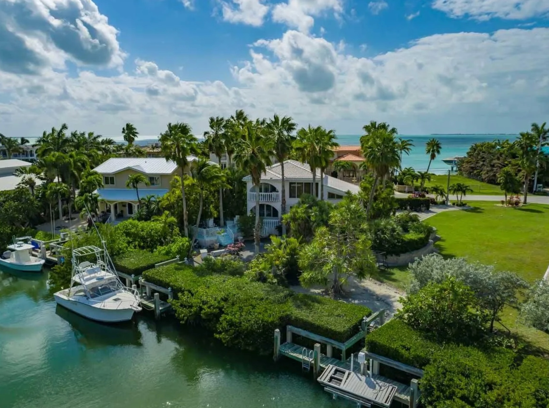 Florida Keys Vacation Rentals. Waterfront Villas with boat docks. FloridaKeysVillas.com