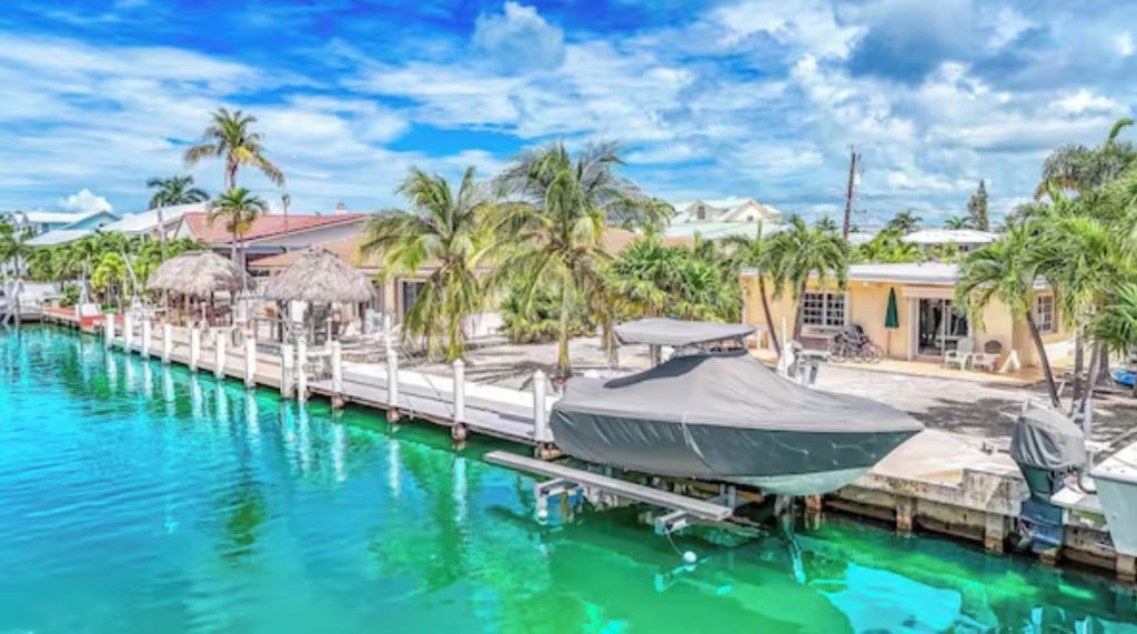 Key Colony Beach Canals are deep water canals great for boating and fishing. FloridaKeysVillas.com