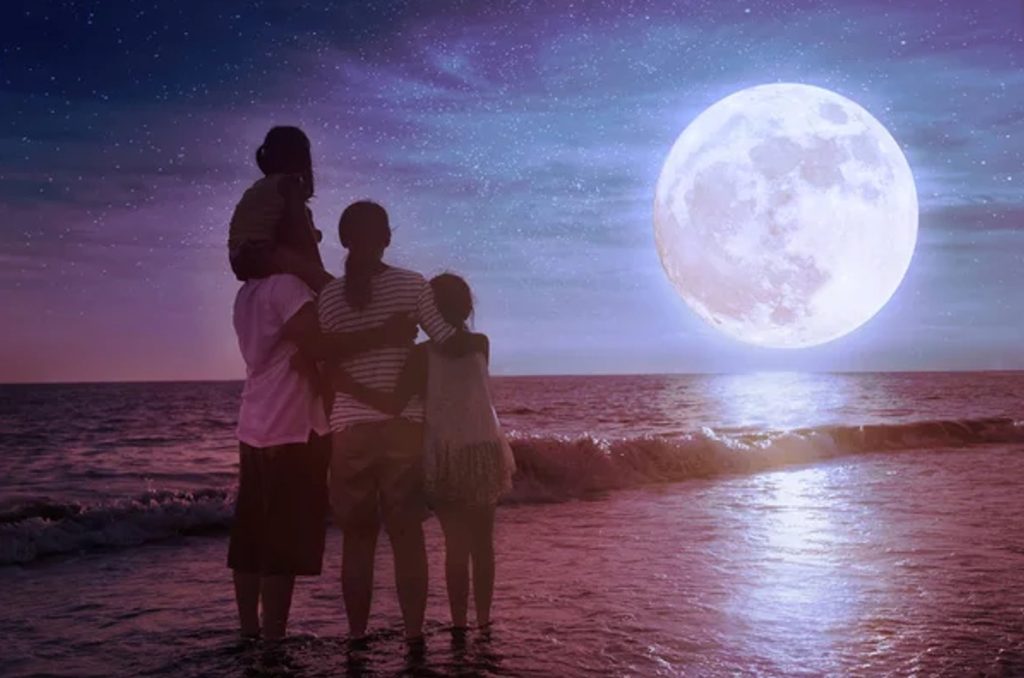 Celebrate the Full Moon in the Florida Key. A Magical Vacation Experience Full Moon Family on the Beach. FloridaKeysVillas.com