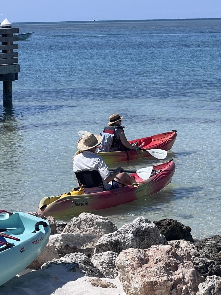Couples kayaking at Sombrero Beach. Kayak tours from the Beach. FloridaKeysVillas.com