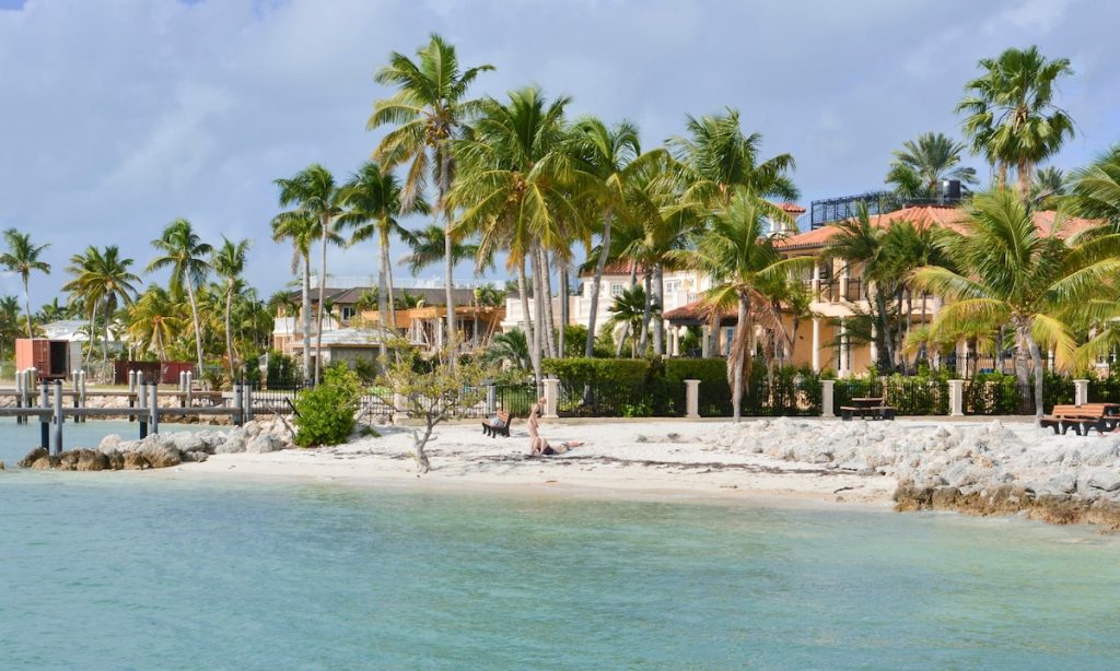 Marathon Vacation Homes - Waterfront Villas - FloridaKeysVillas.com