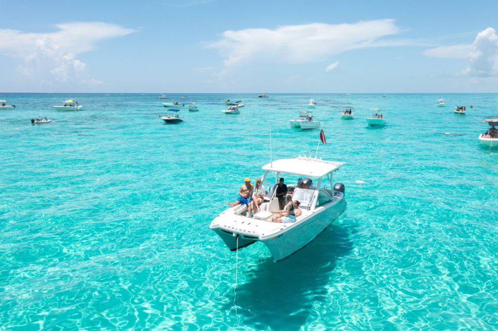 Clear blue water in the Florida Keys near Marathon Florida. FloridaKeysVillas.com