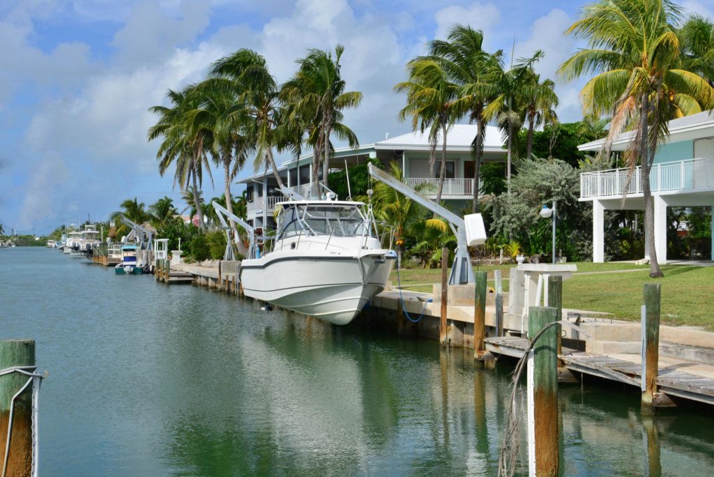 Waterfront Homes with Pool, Boat docks, ice machines and fish cutting tables. FloridaKeysVillas.com