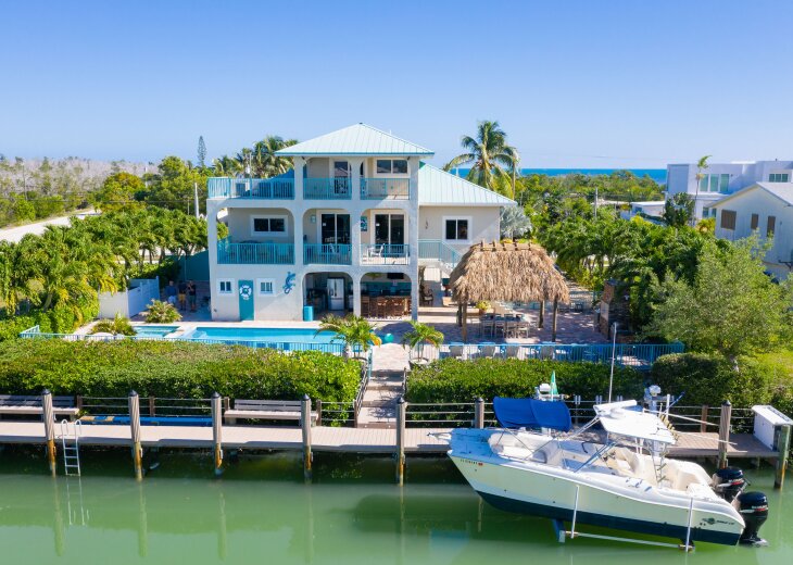 Florida Keys waterfront vacation rental with private boat dock. FloridaKeysVillas.com