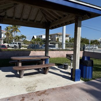 Sombrero Beach Picnic Tables and Pavilions. Sombrero Beach Rentals - FloridaKeysVillas.com